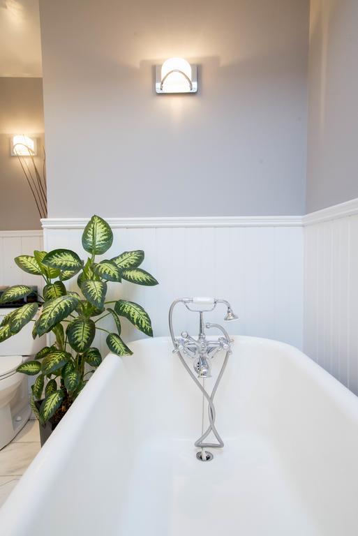 Downtown Luxury Victorian Retreat Hotel Toronto Exterior photo